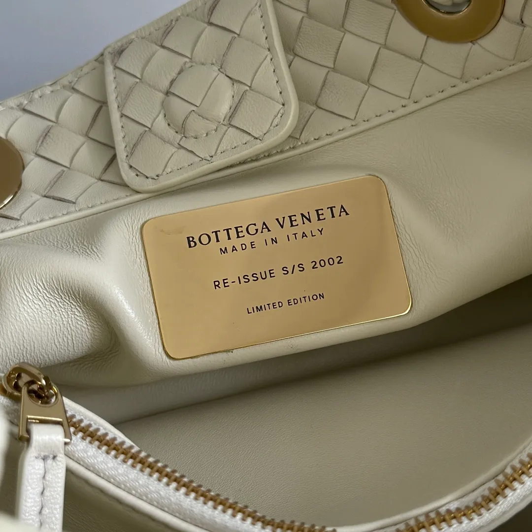 Batch 2200 Bottega Veneta Basket new woven handbag. The classic tote bag style has its own elegant and elegant temperament. It does not feel out of place whether it is commuting or casual outings. It is suitable for various occasions! The design of the woven handle is the finishing touch. The hand-woven texture is delicate and rich in texture. It is not only beautiful, but also extremely comfortable to hold. It looks low-key when held in the hand, but in fact it exudes luxurious charm. Iconic weaving process, each weave is tight and even, showing BV's exquisite production technology. The metal ring decoration is perfectly connected with the bag body, adding a sense of modernity and sophistication to the whole. Moreover, the lines of the bag body are smooth and natural, and the curvature is ergonomic. It can be perfectly adapted whether it is carried on the shoulder or carried in the hand, showing an elegant posture. Style number: 836261 Size: 31*18.5*16cm